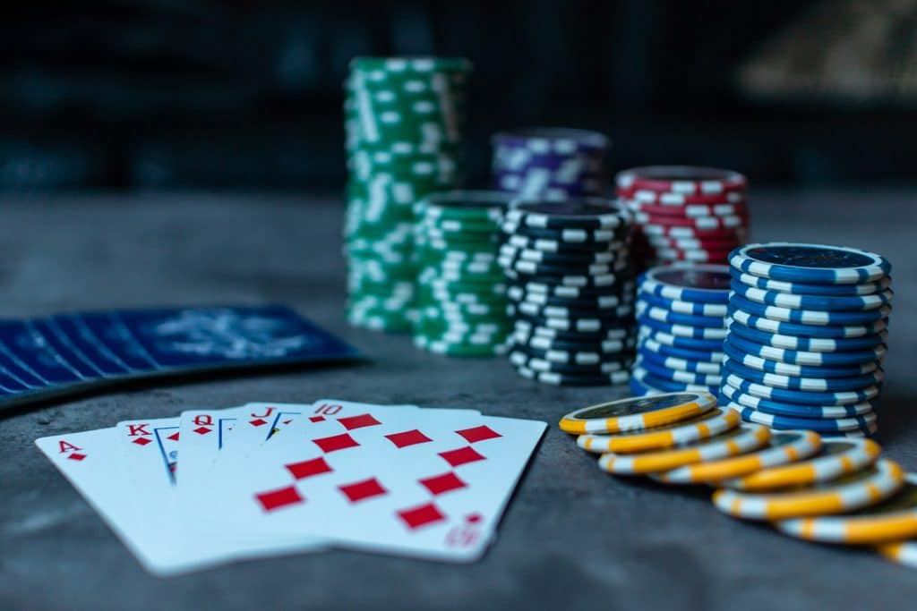 德州撲克玩家必讀:遊戲規則、排型和技巧解說,教你一步步成為撲克高手|AT99娛樂城